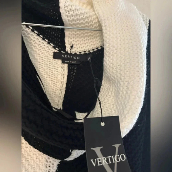 Black and white poncho NWT - Picture 2 of 3